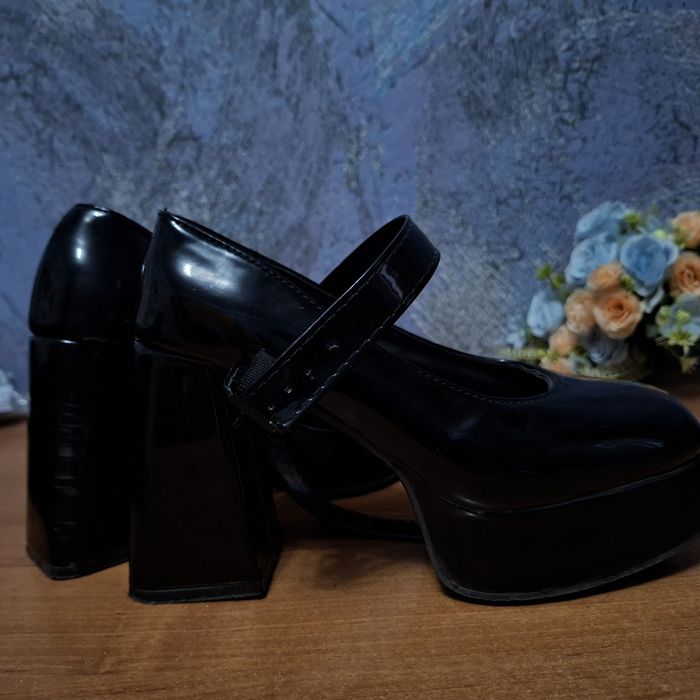 Каблуки на платформе и устойчивым каблуком