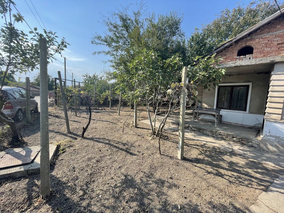 Продавам вила с дворно място