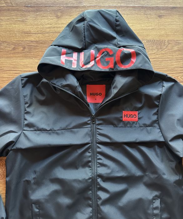 Мъжко,черно яке Hugo BOSS с бродирано лого и надпис на качулката