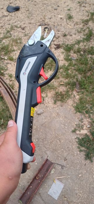 Foarfeca electrica de curățat pomi