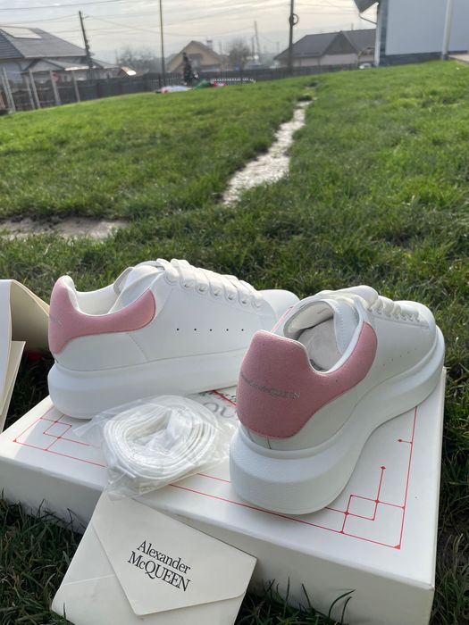 Vând Alexander McQueen