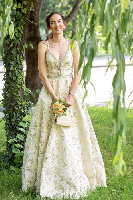 Бална рокля, кремав цвят със златни детайли