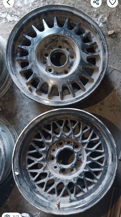 Диски R15 на BMW. Один отличается.