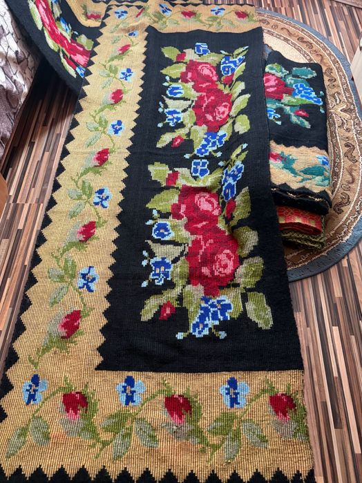 Țesături/Covoare tradiționale țesute la război – model floral