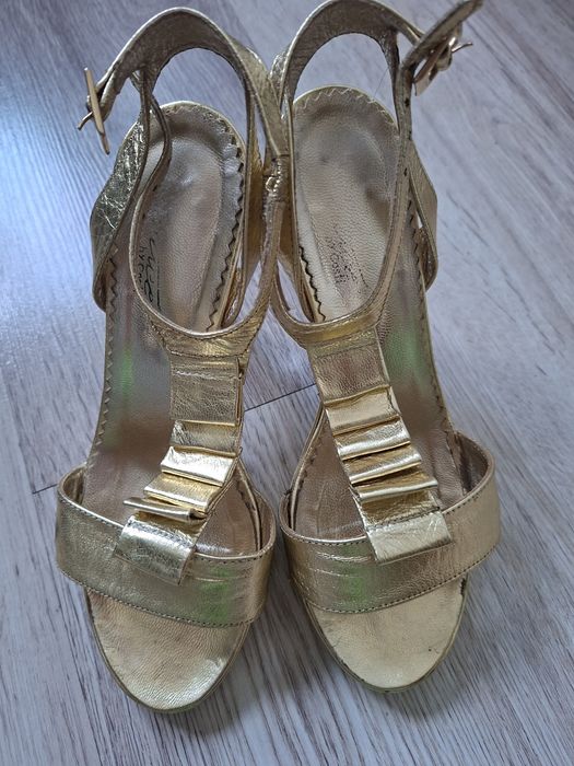 Sandale de ocazie și clutch-ul