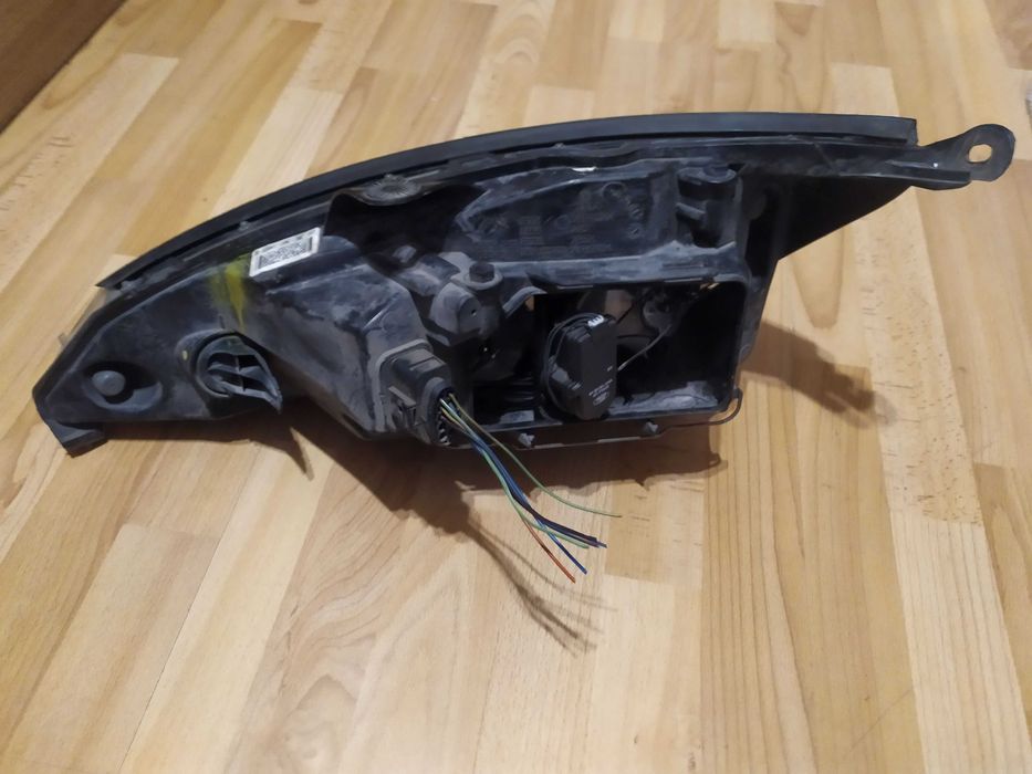 Продавам десен фар за  Ford Focus Mk1, 2M51-13W029-BD