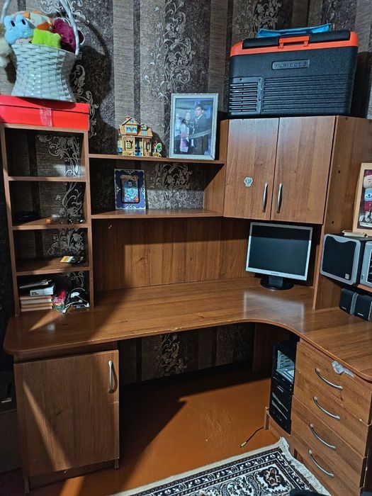 Продается компьютерный стол.