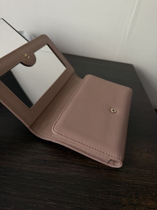 Guess- Малка чанта от еко кожа с верижка