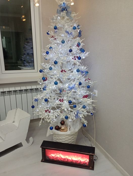 Продам ёлку белую с встроенными фонариками