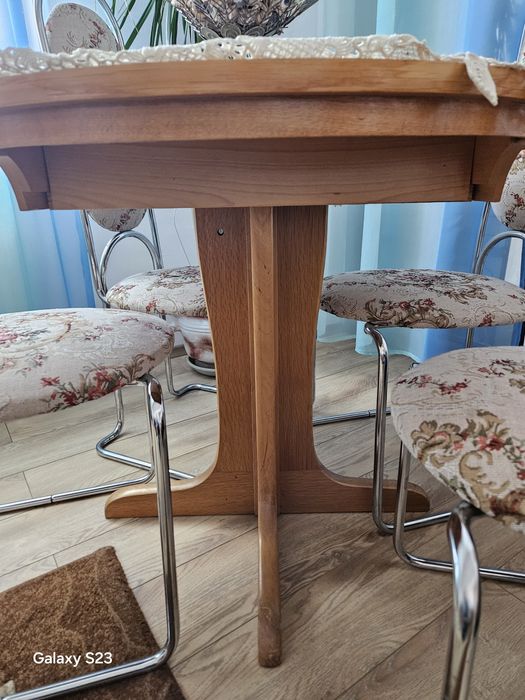 Vând 4 scaune plus masa extensibila lemn masiv