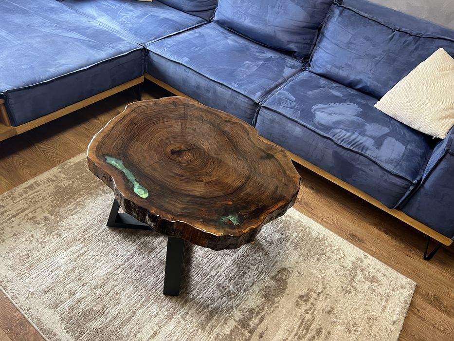 Кръгла маса от масивно дърво и епоксидна смола