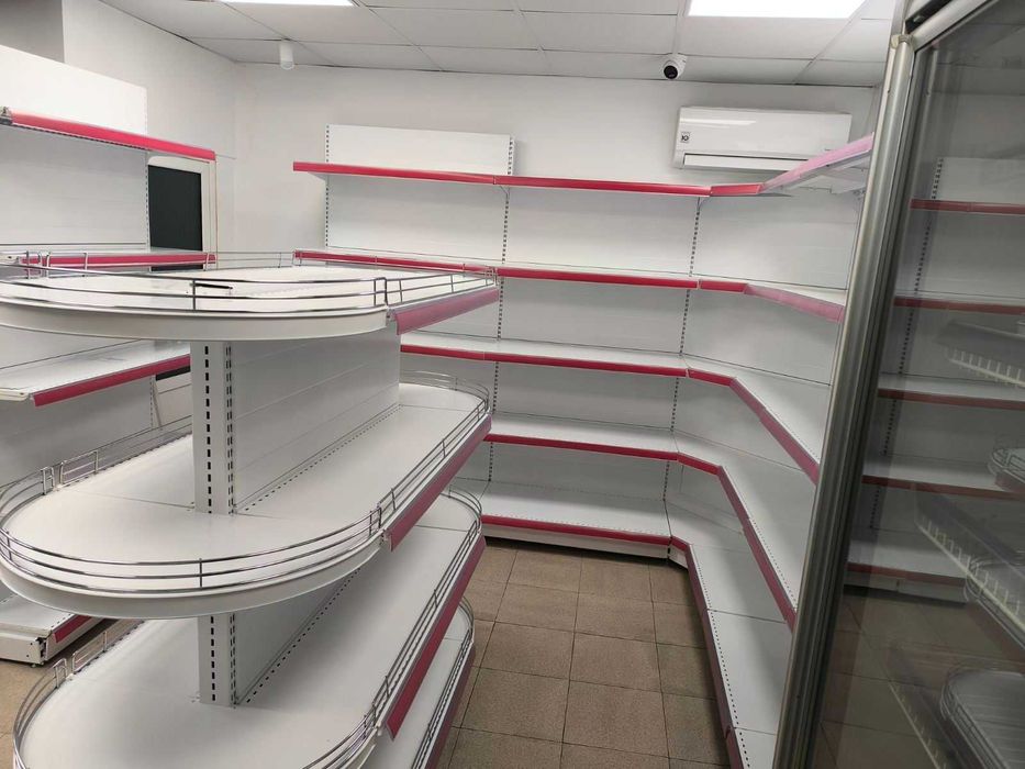 Двустранен островен стелаж метален с овални рафтове за магазини НОВ