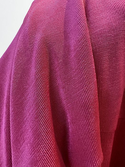 Rochita roz, mulata pe corp, cu o singura maneca