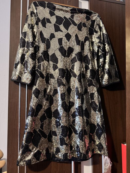 Rochie mini cu paiete negre si aurii