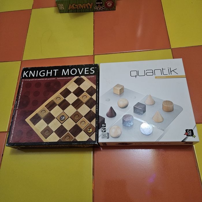 două jocuri de societate de strategie: Knight Moves și Quantik.