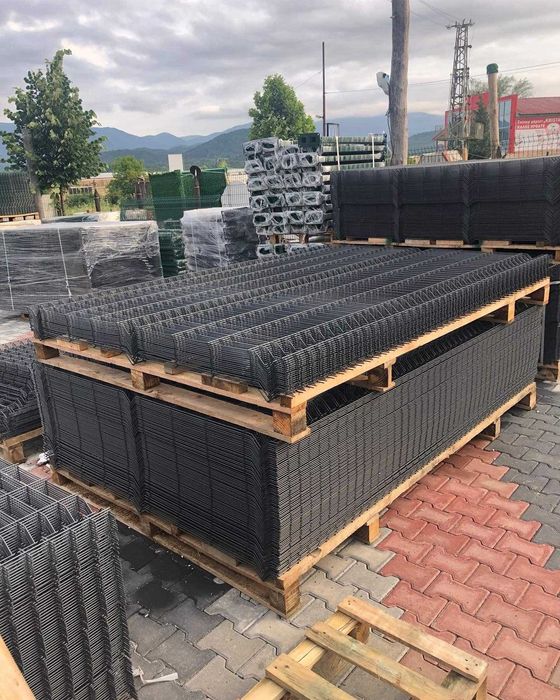 Ограда. Метални оградни пана и колове. Мрежа с декорация. Врати