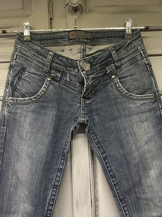 Прави, тесни дънки