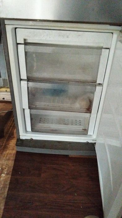 Холодильник LG в хорошем состояний