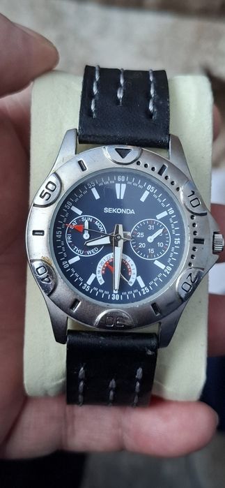 SECONDA ceas de mînă bărbătesc cu baterie și curea din piele.
