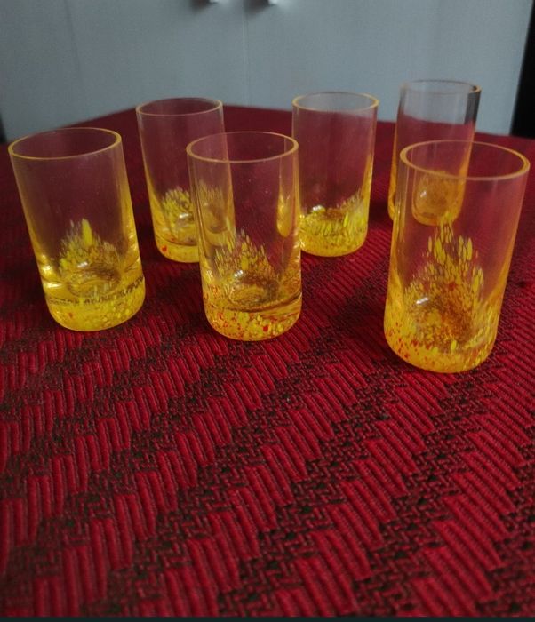 Set de pahare nou nouț în cutie.
Va rog vizualizati si celelalt