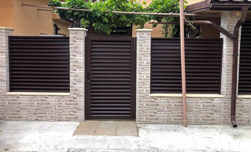 Garduri si porti din sipca metalica, panouri stil jaluzele, tabla cutata, plasa bordurata, fier forjat, BCA si beton si alte modele disponibile