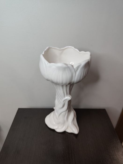 Прекрасна ваза, декорация от керамика с бяла глазура.