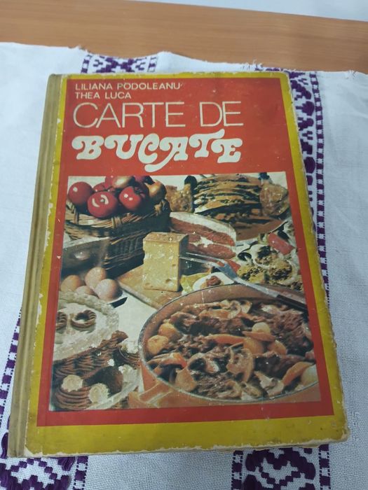 Vas de cupru 120 lei,Cana ceramica 70lei Bibelouri porțelan 35 lei buc.Carte bucate 40.lei