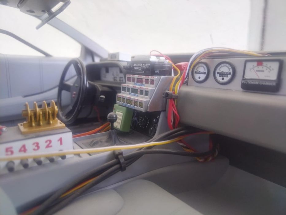 DELOREAN DMS 12 лят модел в мащаб 1/8 
Back to the Future
Premium 1982