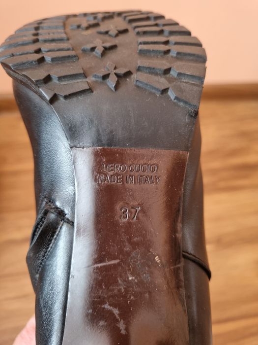 Продавам черни кожени ботуши на фирмата Max Mara