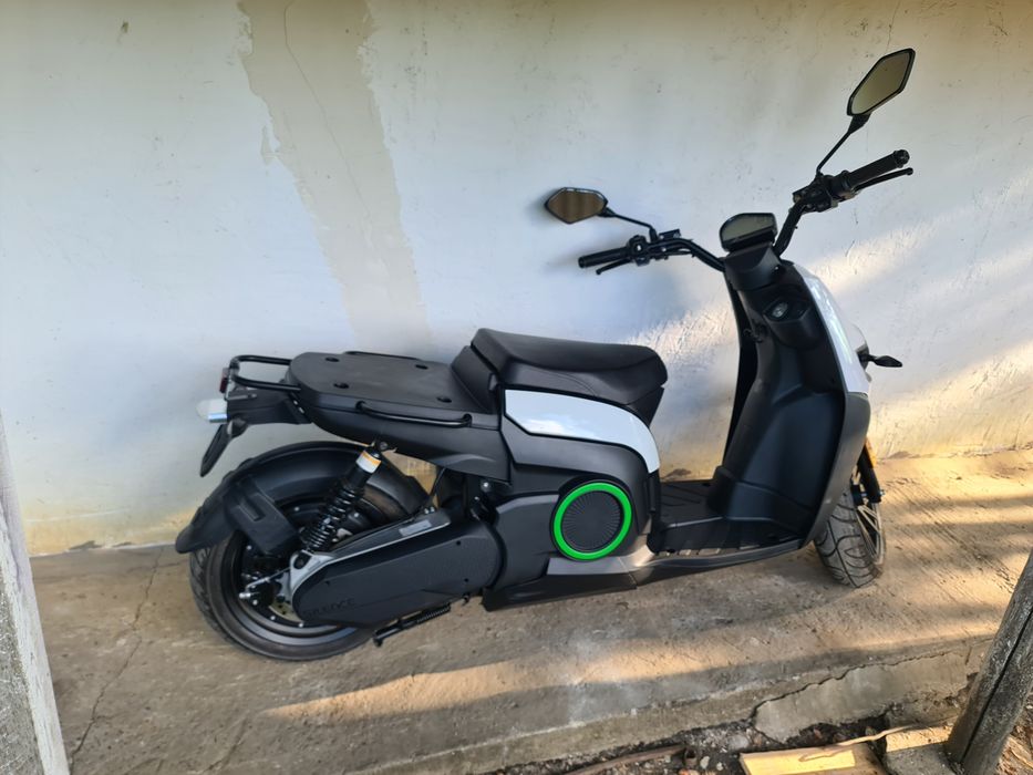 Scuter electric cu baterie litiu și permis AM