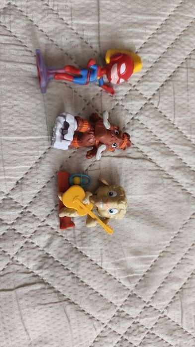 Фигурки от големите киндер яйца