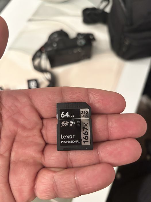 Sony a6400 + обектив Sony E PZ 16- 50mm + E 1.8 oss