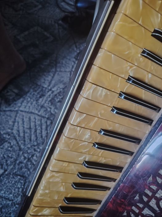 Vând , nu schimb, acordeon  Italian Royal Standard de colecție 120 basi in4 scaune  din lemn cu 3 Registre