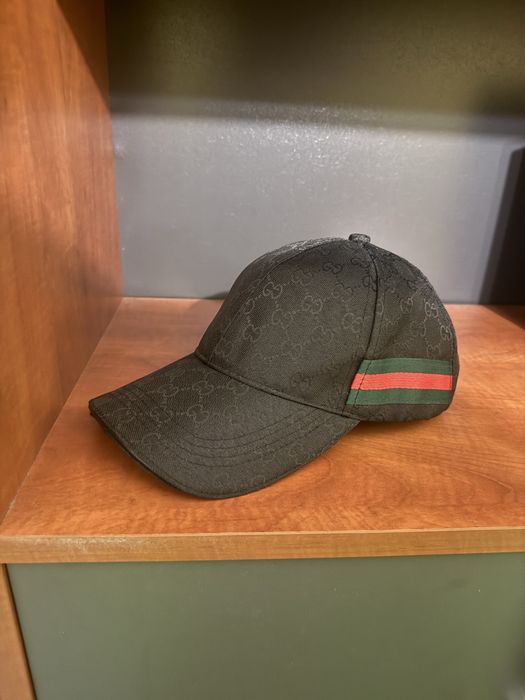 GUCCI шапка.За повече информация пишете налично по вайбър.