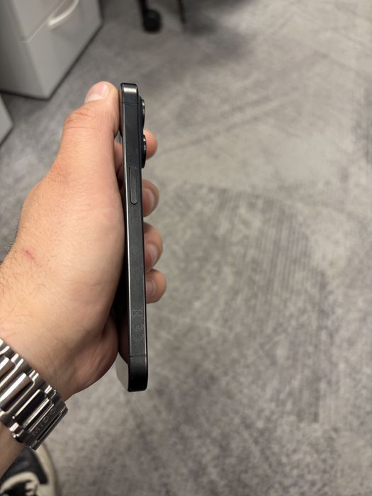 Iphone 15 pro liber de retea