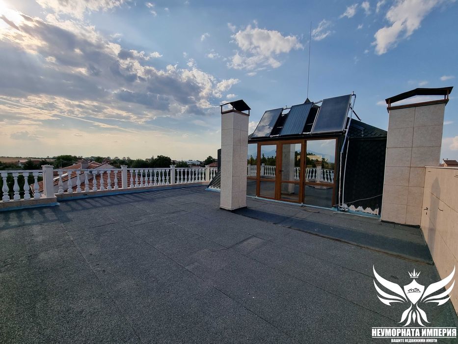 Триетажна къща 448РЗП с 410кв.м. двор в село Чешнегирово, общ.Садово