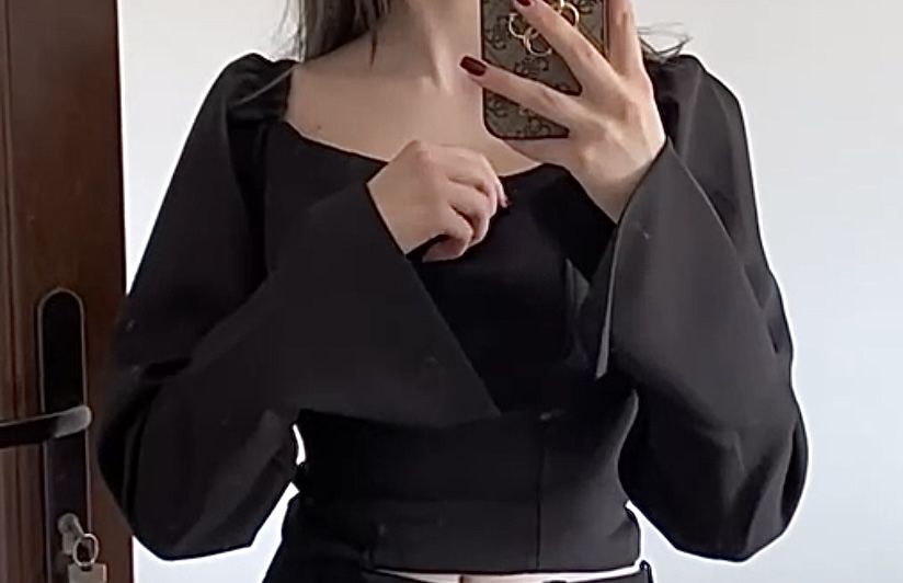 Top cu mânecile lungi