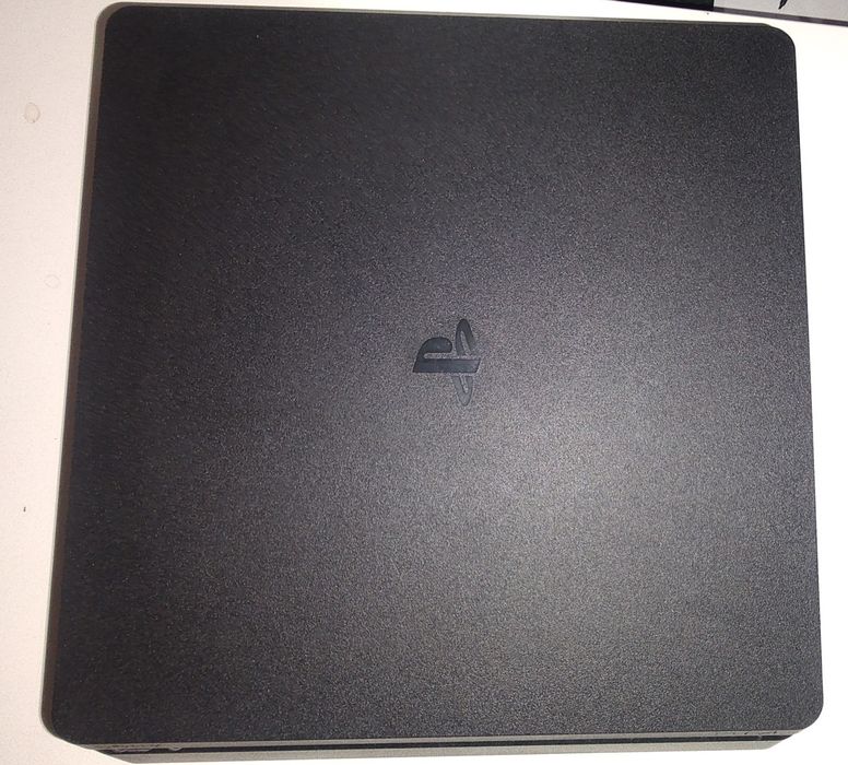 Playstation 4 заедно с 26 игри за него и 3 контролера