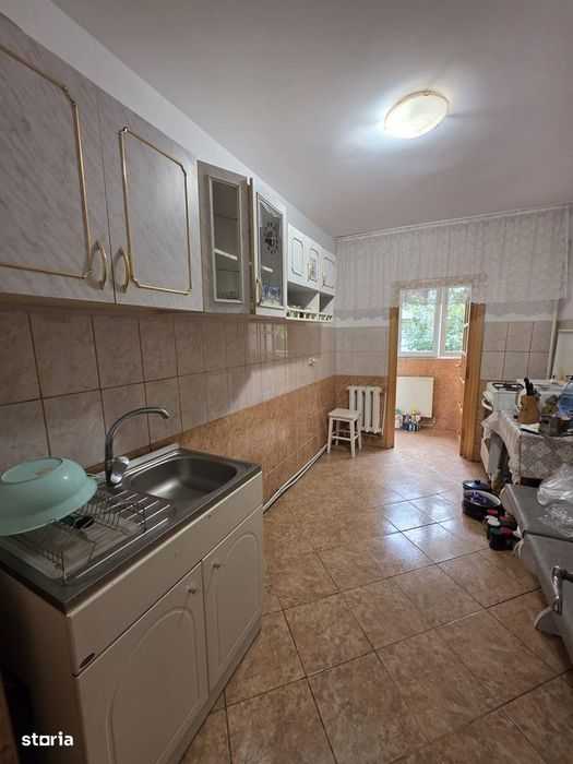 3 camere, decomandat, zona Favorit, parter cu balcon închis termopan