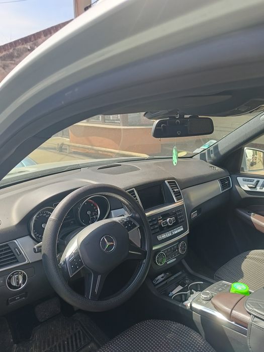 Vând Mercedes ML