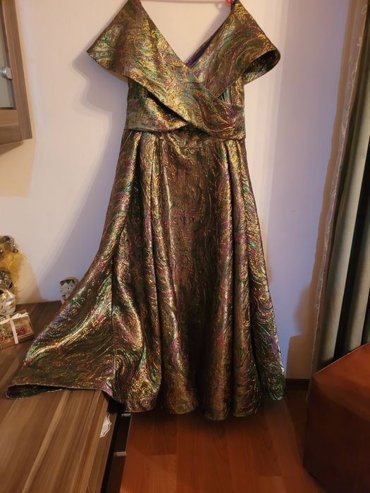 De vânzare:rochie din brocard de ocazii speciale mărime 50-52.