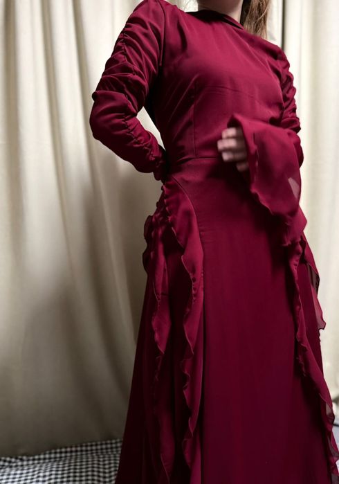 Бордовое вечернее платье с воланами