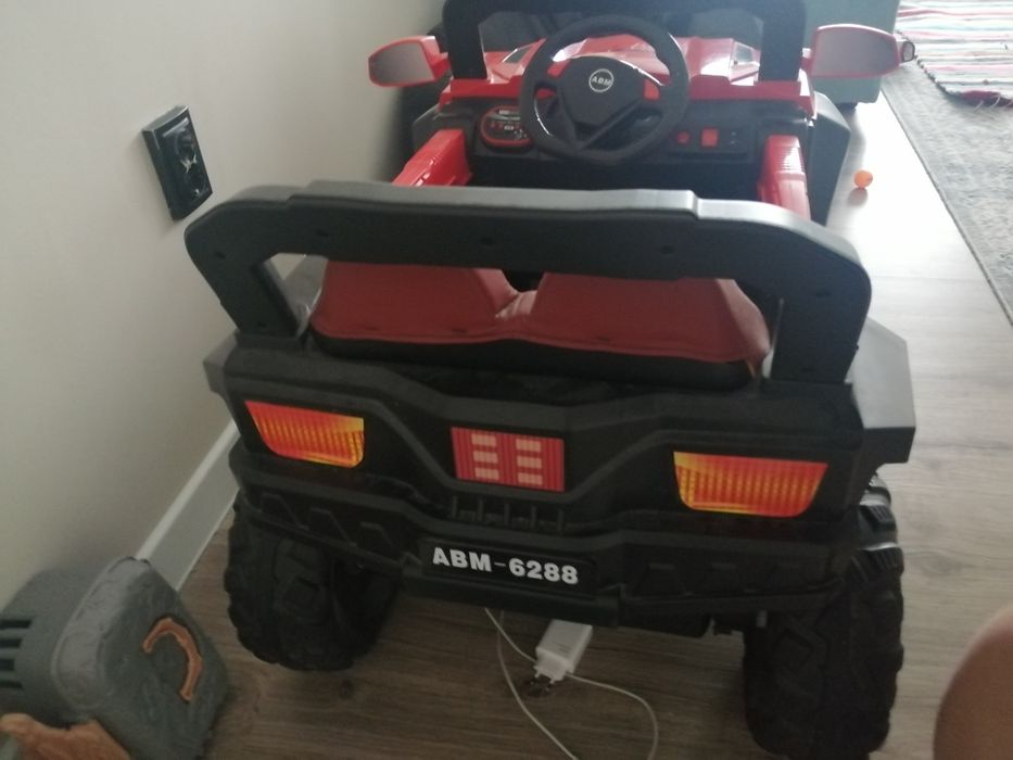 Продаем детскую машину электромобиль