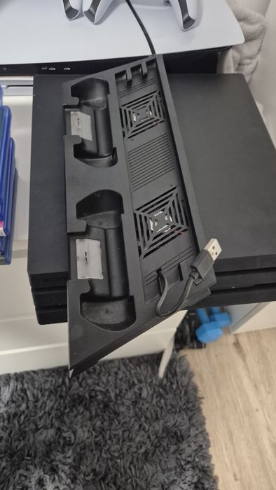 PlayStation 4 Pro 1TB + 2 Controllere + Cooler/Stand Încărcare + 6Joc