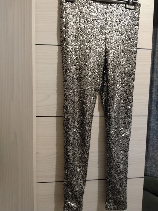 Pantaloni paiete argintii superbi  de luat ziua sau seara. Este sezonul schimbarilor