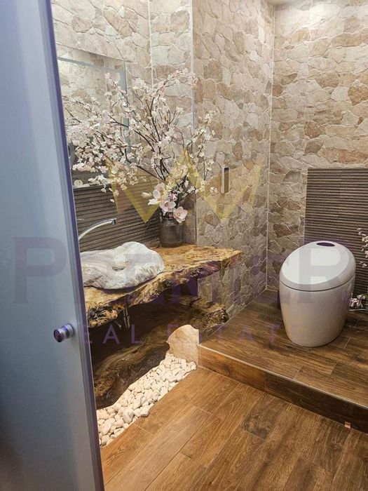 Дава се под наем Тристаен апартамент в Варна, Център - 100 кв.м за 1450 € - Снимка #12