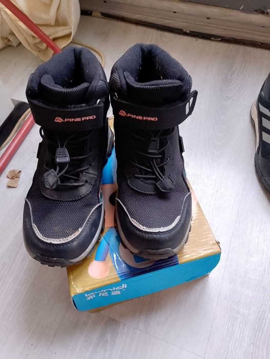 Продавам ботуши и маратонки.