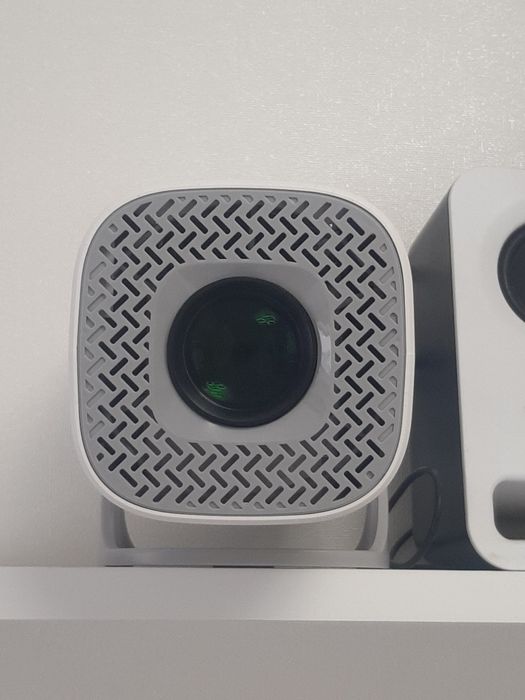 Проектор с двумя джойстиками