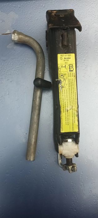 Продавам резервна гума +крик и ключ от Skoda/wv15цола.