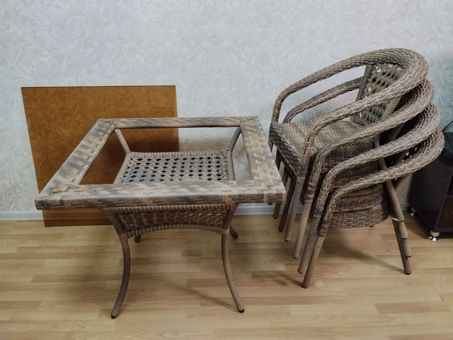Стол и стулья для сада ротанговая